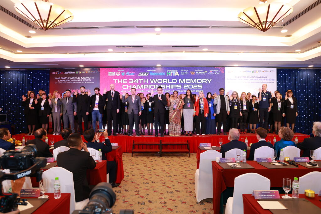 Tượng đài 'siêu trí nhớ' thế giới Dominic O'Brien: Việt Nam đang nằm trong nhóm dẫn đầu- Ảnh 1.